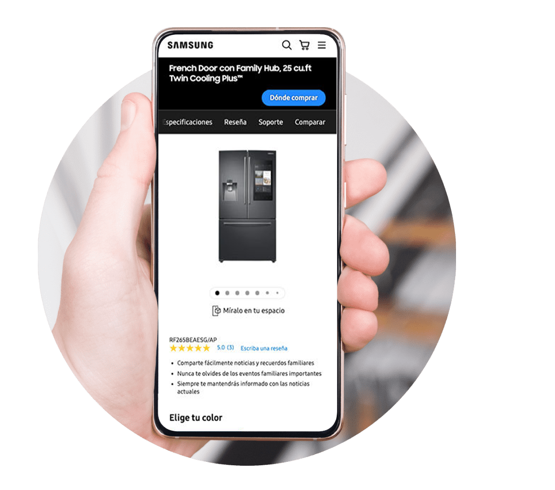 Teléfono con la ficha de un refrigerador en la tienda online de Samsung y la opción «Míralo en tu espacio»